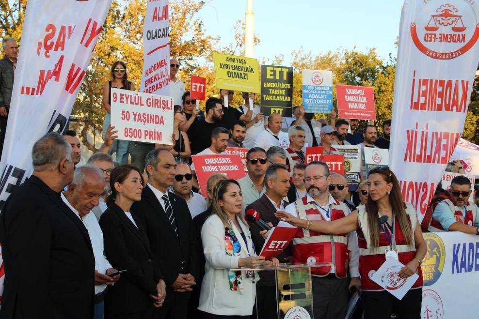 MuratDag41's tweet photo. Emeklilikte kademe bekleyen vatandaşlarımızın talebi bir ayrıcalık değil, adalet talebidir.
Yıllarca çalışarak primini ödeyen, geleceğini emeklilik hesabına göre planlayan milyonlarca insanımızın mağduriyeti görülmelidir.
KADEMELİ EMEKLİLİK 
 @EmekDerResmi 
#SandıktanönceKademe https://t.co/jRNRH4MnHe