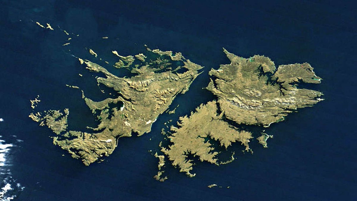 Weretilneck's tweet photo. MALVINAS: NUESTROS RECURSOS Y NUESTRA SOBERANÍA SE DEFIENDEN

Desde Río Negro respaldamos la Ley de Defensa de la Soberanía Nacional y, especialmente, las herramientas para sancionar a quienes exploten nuestros recursos naturales en Malvinas y el Atlántico Sur sin autorización argentina.

Ya lo planteamos con claridad: las empresas tienen que optar entre violar la soberanía argentina o ser socias de Argentina.

El proyecto establece sanciones económicas, pérdida de habilitaciones, restricciones para contratar con el Estado e inhabilitaciones para quienes participen de estas actividades. Porque defender la soberanía no puede quedar solamente en una declaración: el Estado tiene que tener herramientas concretas para hacerla respetar.

No se puede pretender hacer negocios en la Argentina mientras se desconoce nuestra soberanía y se explotan recursos que pertenecen a los argentinos.

Para la Patagonia esta discusión es muy concreta: hablamos de nuestro mar, de energía, de pesca, de recursos naturales y de los intereses estratégicos del país.

Podemos tener diferencias políticas en muchos temas. Malvinas no es uno de ellos. Es una causa nacional.