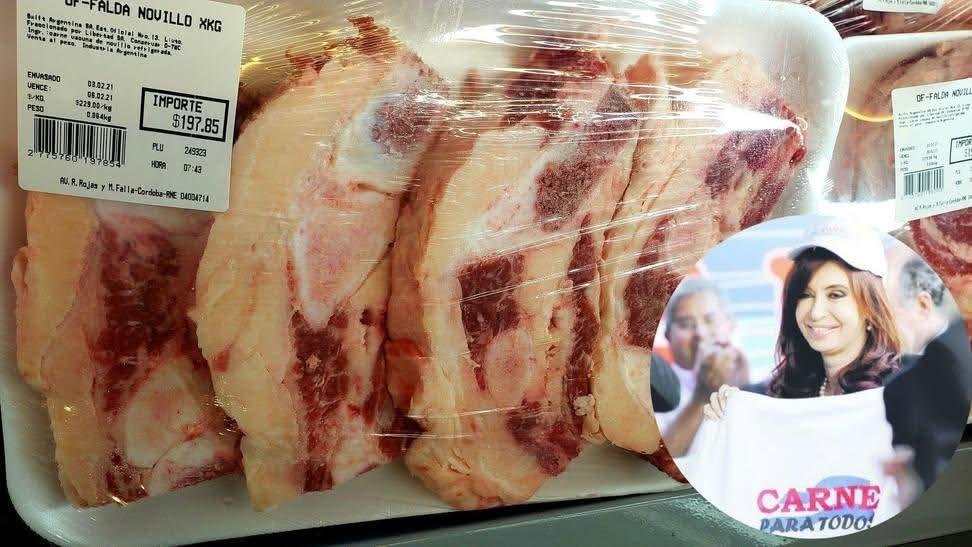 CelRew's tweet photo. @hstornelli Tu estupida foto no refleja lo que si fue el gobierno de la corrupta delincuente condenada .
La de abajo si fue real de la epoca que vendían carne para todos, o las milanes que vendían en el mercado central que ni los perros las comían. https://t.co/gO5C0bqh5c