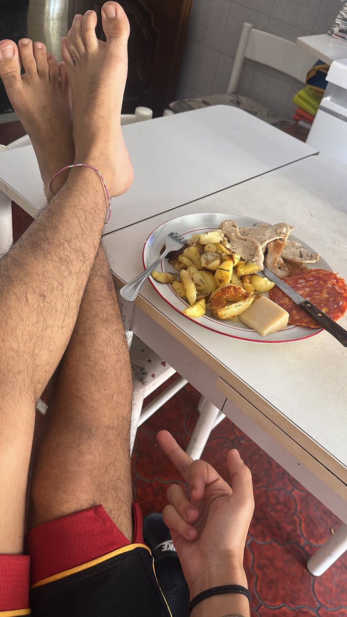 Master_italian0's tweet photo. Buon pranzo a me idioti!🐷 https://t.co/cjMNChNzPL