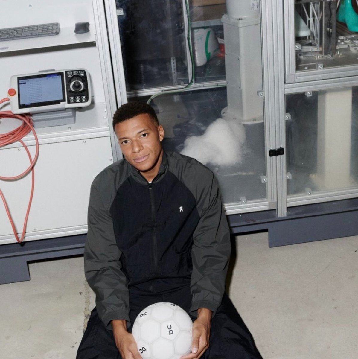 Kulturlesite_'s tweet photo. 🚨 OFFICIEL

KYLIAN MBAPPÉ quitte NIKE et devient la nouvelle égérie de ON !!

La marque suisse souhaite désormais se lancer dans le football. https://t.co/ULDe1WPo5Z