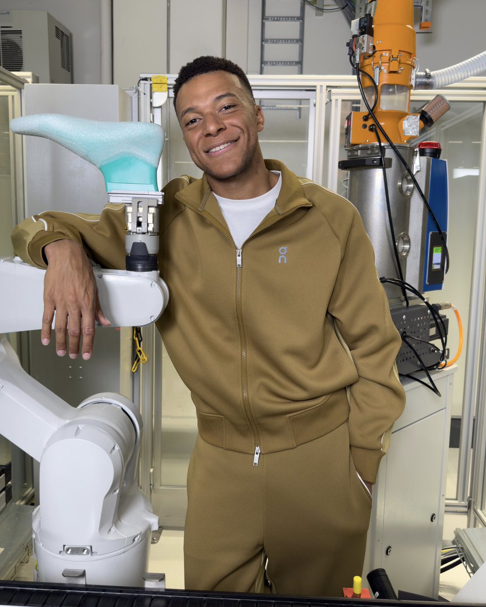 ActuFoot_'s tweet photo. 🚨🚨 KYLIAN MBAPPÉ 🇫🇷 S’EXPRIME EN TANT QUE NOUVEAU VISAGE DE LA MARQUE "ON" 👇 :

« Continue de rêver, football.

Je rêve encore de jouer au football.

Ça peut paraître surprenant venant de quelqu’un qui en a fait son métier.
Mais c’est vrai.

Je rêve encore de jouer avec mes amis.
De jouer jusqu’au coucher du soleil. Jusqu’à l’heure du dîner.
De jouer simplement parce que c’était un jeu, bien avant que cela puisse devenir une carrière.

Je poursuis ce rêve depuis aussi longtemps que je m’en souvienne.

Une nouvelle fois, il m’a conduit vers l’un des plus grands changements de ma vie.

Aujourd’hui, je me retrouve entouré d’innovateurs qui rêvent des mêmes choses que moi.

Rapprocher le plus possible le pied du ballon.
Rapprocher le plus possible les gens du jeu.
Rapprocher le plus possible le monde du plaisir de jouer.

Je suppose que c’est ça, la particularité des rêves qui refusent de changer.
Ce sont généralement eux qui finissent par tout changer.

Continue de rêver. »

📲 @KMbappe