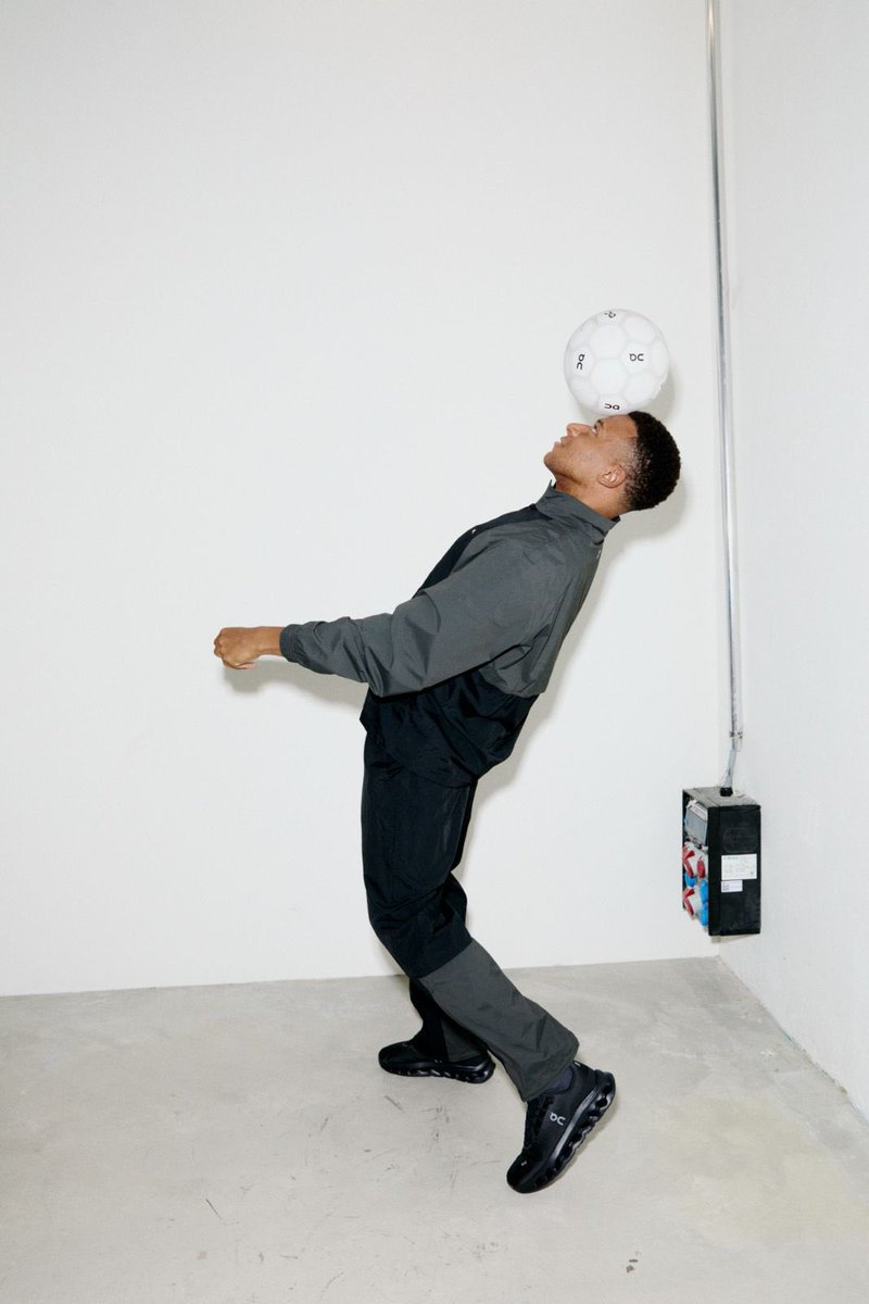 ActuFoot_'s tweet photo. 🚨🚨 KYLIAN MBAPPÉ 🇫🇷 S’EXPRIME EN TANT QUE NOUVEAU VISAGE DE LA MARQUE "ON" 👇 :

« Continue de rêver, football.

Je rêve encore de jouer au football.

Ça peut paraître surprenant venant de quelqu’un qui en a fait son métier.
Mais c’est vrai.

Je rêve encore de jouer avec mes amis.
De jouer jusqu’au coucher du soleil. Jusqu’à l’heure du dîner.
De jouer simplement parce que c’était un jeu, bien avant que cela puisse devenir une carrière.

Je poursuis ce rêve depuis aussi longtemps que je m’en souvienne.

Une nouvelle fois, il m’a conduit vers l’un des plus grands changements de ma vie.

Aujourd’hui, je me retrouve entouré d’innovateurs qui rêvent des mêmes choses que moi.

Rapprocher le plus possible le pied du ballon.
Rapprocher le plus possible les gens du jeu.
Rapprocher le plus possible le monde du plaisir de jouer.

Je suppose que c’est ça, la particularité des rêves qui refusent de changer.
Ce sont généralement eux qui finissent par tout changer.

Continue de rêver. »

📲 @KMbappe