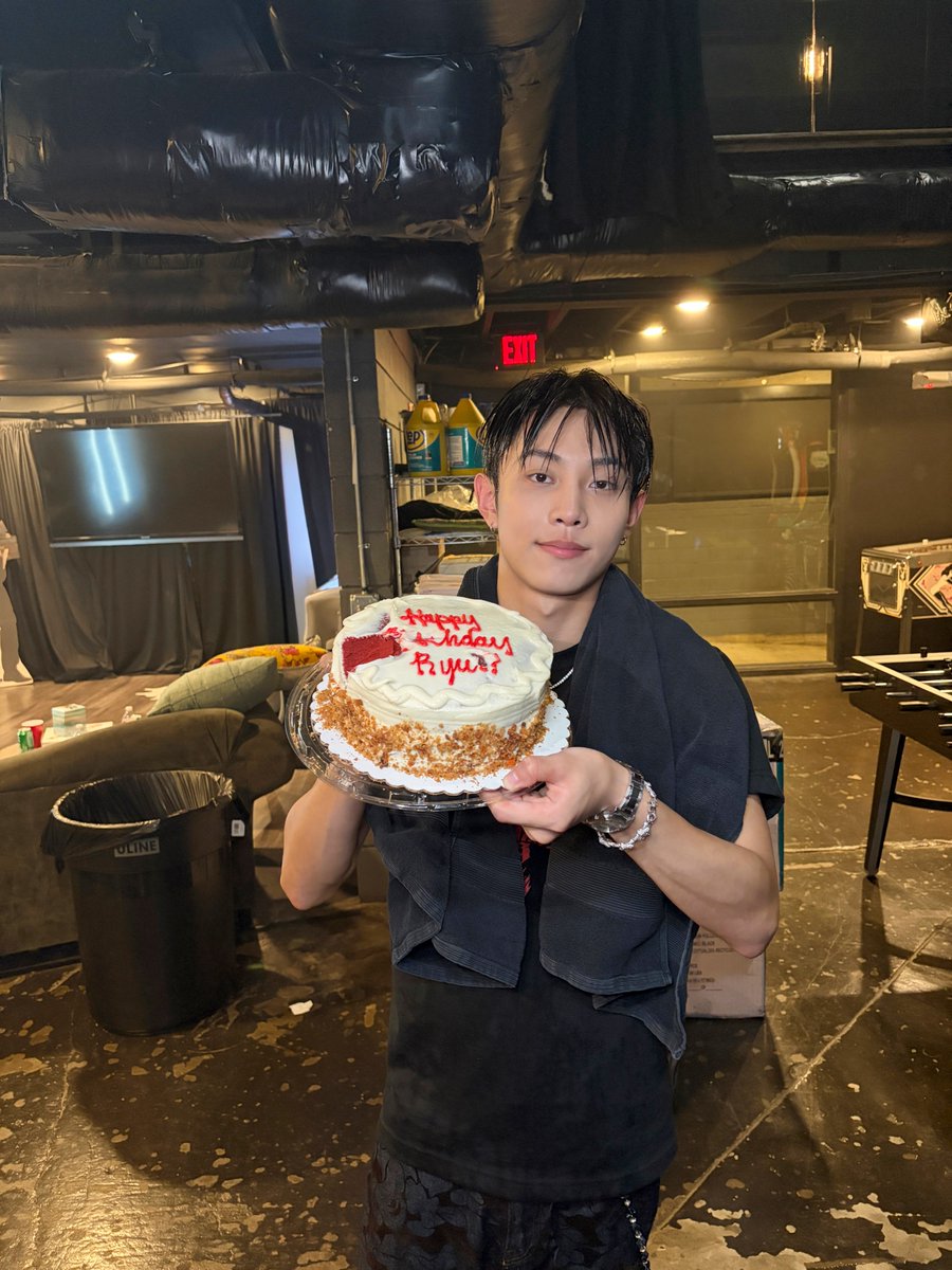krimryul's tweet photo. I'm the happiest man to had this special day with you. https://t.co/GPMkoyiigc