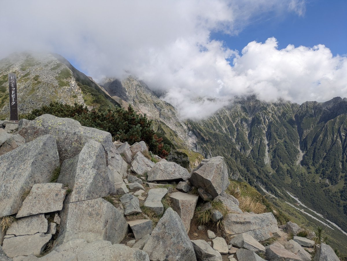 kerela9ma's tweet photo. 長雨からの久しぶりの晴れ！は、西穂高岳へ⛰️午前中は快晴でしたが、昼すぎにはガスガスに…。すっかり涼しくなって、山肌はほんのり色づいてきたようです🍁 https://t.co/tNl8O1bf0I