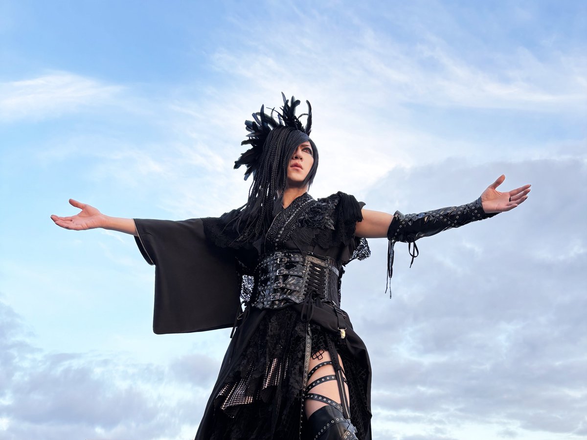 ASAGI_SOLO's tweet photo. 「黒琉烏異怒蘇」新衣装解禁！🐦‍⬛
明日、明後日のみの二日間限定衣装です！！
灰色の空の下、Corvinusがこの二十年間どんな風に生き、そしてどんな自由を手にしたのかを是非見に来てください！
お待ちしております！ https://t.co/5gIYOaCfqX