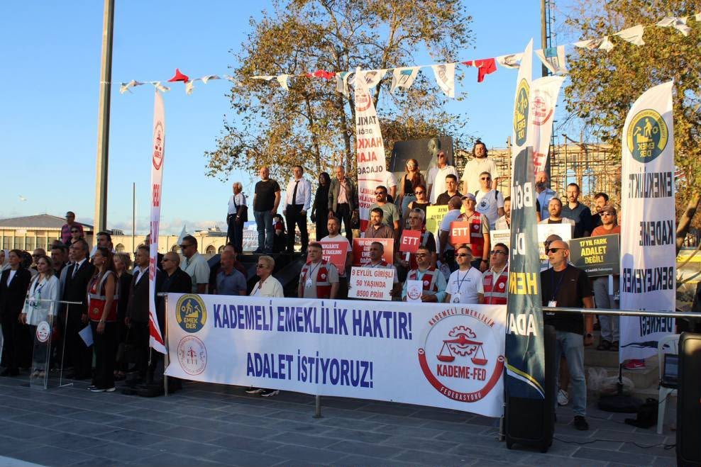 MuratDag41's tweet photo. Emeklilikte kademe bekleyen milyonlarca vatandaşımız;
Ne sadaka istiyor ne de lütuf bekliyor. Yıllarca ödenen primlerin, verilen emeğin ve alın terinin karşılığını istiyor.

KADEMELİ EMEKLİLİK FEDERASYONU 

@KademeFed @EmekDerResmi @ETTDER1999
#SandıktanönceKademe https://t.co/gOwOVIiKoC