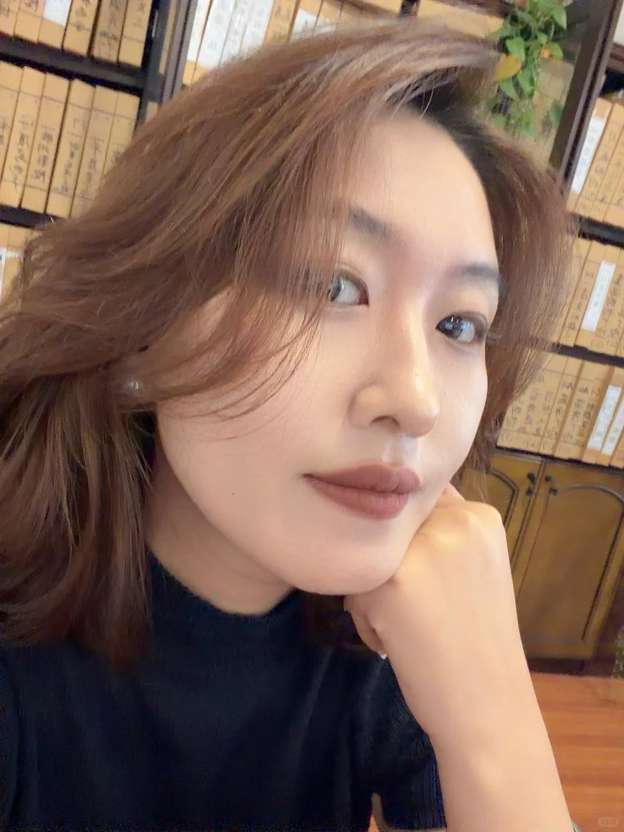 magysarwat's tweet photo. 一到晚上就情绪泛滥
怀疑自己是不是性格真有问题
白天打扮完 嗯挺漂亮的问题不大 https://t.co/fmT6hHzpDi
