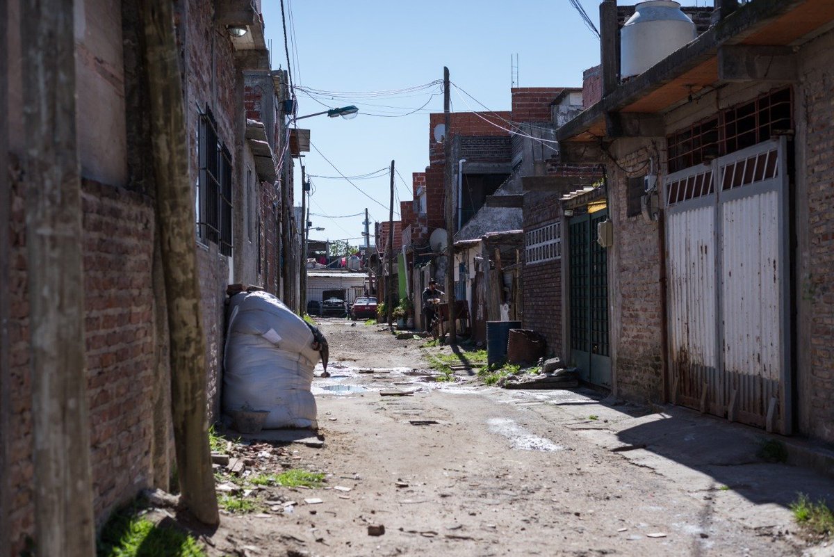 LaUneok's tweet photo. 💬 "No está contemplada la inversión para infraestructura en barrios populares. Hay aproximadamente 6 millones de personas que viven en barrios populares, en 6 mil barrios"

🎙️ @gisegazzotti - @TECHOarg https://t.co/KSWglorU9C