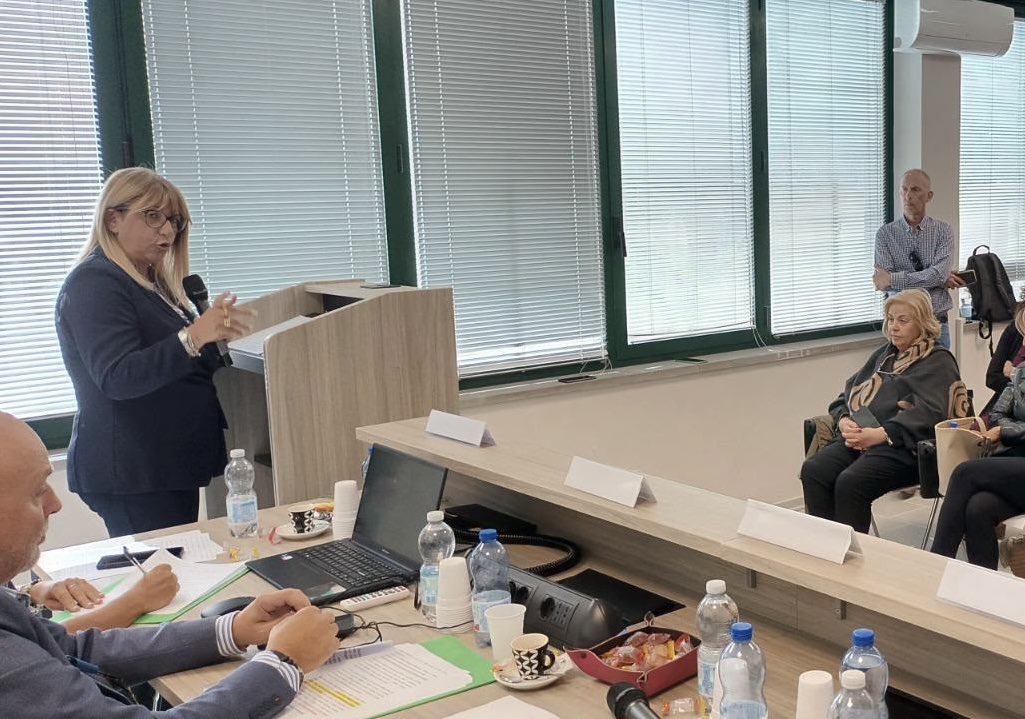 CislNazionale's tweet photo. #DanielaFumarola al CG della Cisl di Parma Piacenza: «Il Protocollo sottoscritto a luglio con il Comune di Parma sugli appalti, le concessioni, la legalità e la responsabilità sociale è un esempio concreto di buona contrattazione e di confronto: applicazione dei contratti sottoscritti dalle Organizzazioni comparativamente più rappresentative, tutela dell’occupazione nei cambi di gestione, contrasto al massimo ribasso, attenzione alla sicurezza, limiti al subappalto a cascata, controlli sulla regolarità e momenti periodici di confronto tra Amministrazione e sindacati.
È importante che esperienze di questo tipo crescano nei territori, perché è qui che si vede concretamente se il dialogo sociale produce risultati o rimane solo una formula.»

@cislprpc