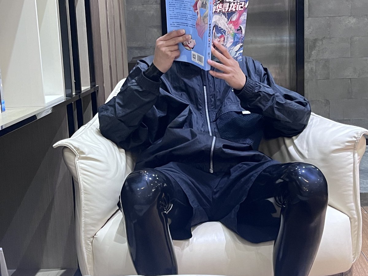 N456Sti's tweet photo. 夜读

Night reading🌙

#Rubber #Latex #胶衣 #乳胶 https://t.co/b2TnaANTtl
