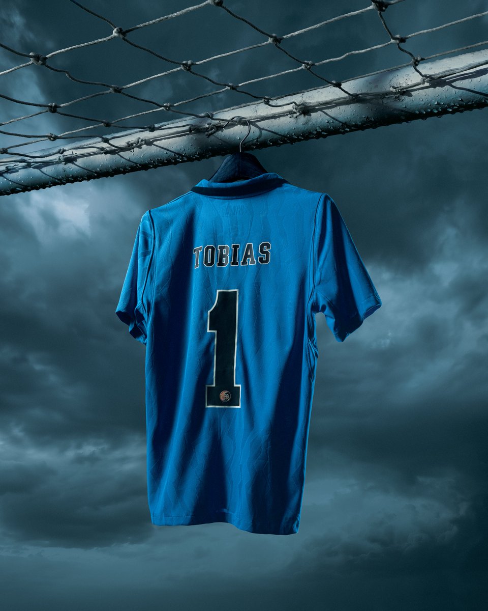Corinthians's tweet photo. Poderoso Tobias. 🖤🤍💙

Em um dos maiores episódios de nossa história, em 1976, mais de 75 mil corinthianos invadiram o Rio de Janeiro para acompanhar o Timão no Maracanã.

Dentro de campo, debaixo de muita chuva, Tobias foi decisivo e se tornou um dos grandes heróis daquela noite inesquecível.

Agora, 50 anos depois, Corinthians e Nike resgatam o azul eternizado por Tobias na nova Camisa 3, uma homenagem a um ídolo que segue vivo na memória da Fiel.

E, como forma de honrar seu legado, o manto estreia com os goleiros do Corinthians.

A nova camisa já está disponível. Saiba mais: https://t.co/WZ6PvsiTeh

#VaiCorinthians #PoderosoTobias #InvasãoCorinthiana
