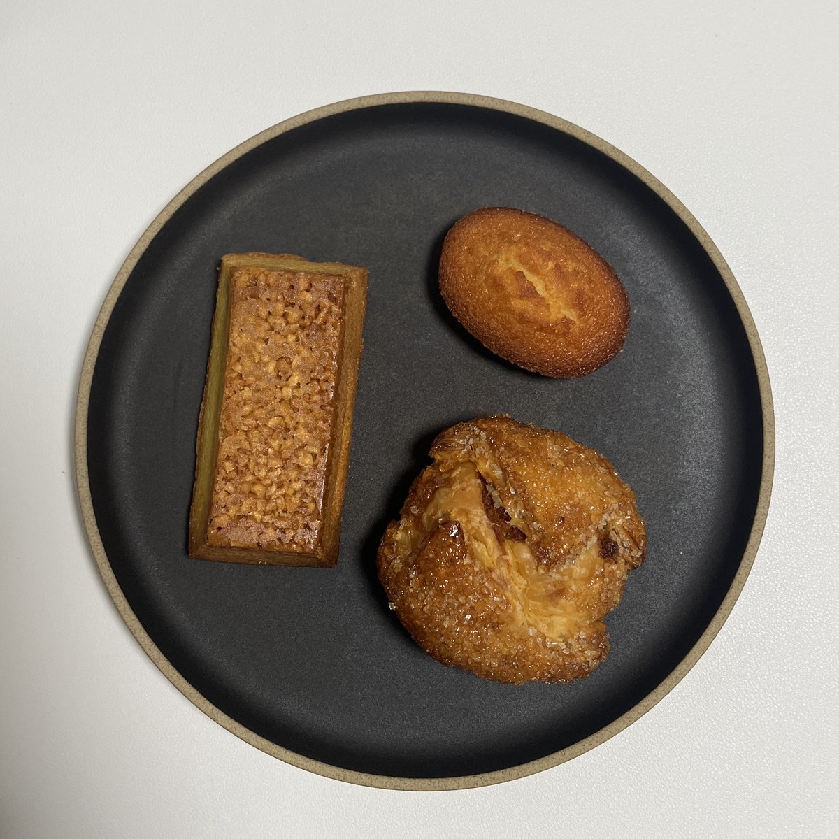 cixsb's tweet photo. 今日は三越に寄り道してからの出勤🥧仕事の合間に食べたカヌレ、書類が山積みのデスクという最悪な環境下でもガリガリしっとりでとっても美味しかった！ので写真がない https://t.co/hRHykG84wH