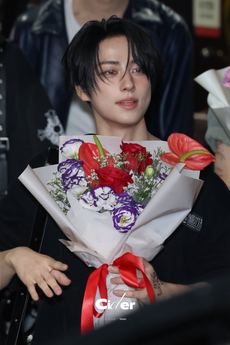 takinetic's tweet photo. he's so pretty he deserves all the wins and flowers in the world https://t.co/vaV0P11EtY