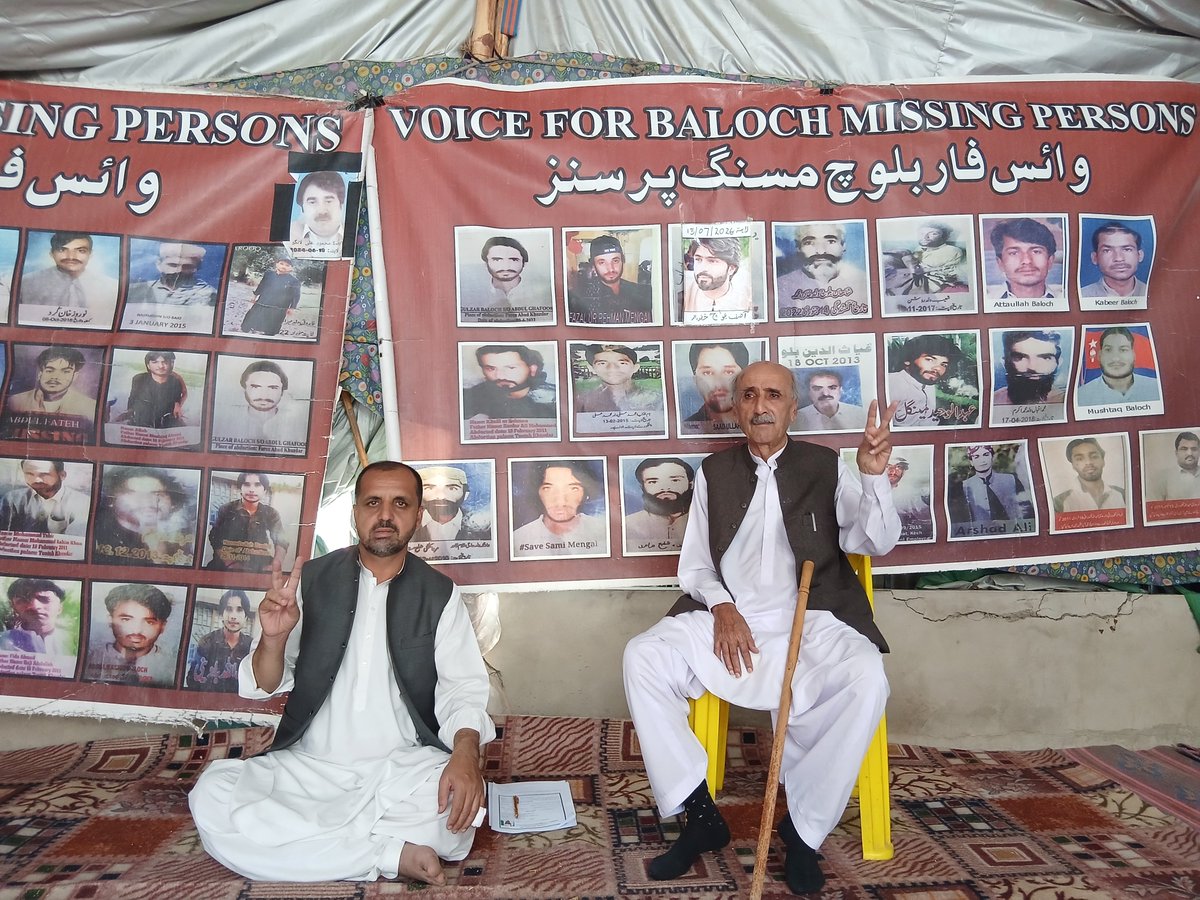 VBMP5's tweet photo. کوئٹہ پریس کلب کے سامنے جبری گمشدگیوں کے خلاف VBMP کا احتجاجی کیمپ چیئرمین نصراللہ بلوچ کی قیادت میں 6362ویں روز جاری۔

بی ایس او کے سابق چیئرمین مہیم خان بلوچ نے کیمپ کا دورہ کرکے اظہارِ یکجہتی کیا. انہوں نے جبری گمشدگیوں کے خاتمے اور تمام لاپتہ افراد کی بازیابی کا مطالبہ کیا۔ https://t.co/Sanba2L0DL
