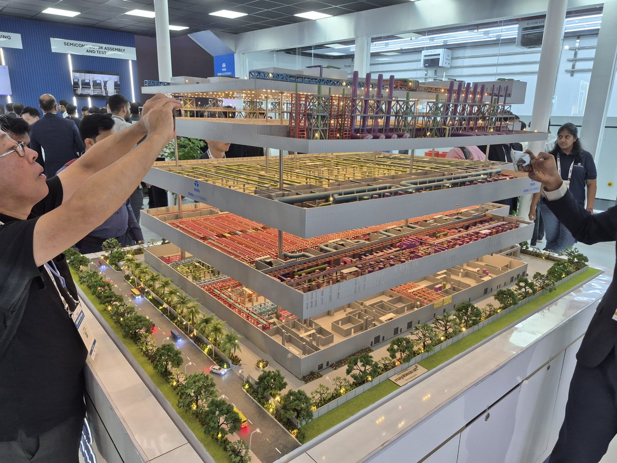 TheLatentNeuron's tweet photo. Clicks from #SEMICON  from Yashobhoomi, Delhi!

India is going through a major industrial revolution 😮‍💨😮‍💨 https://t.co/tmBTwPE0P1