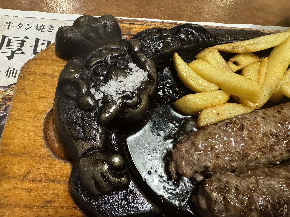 63Z's tweet photo. 一宮に帰省
ギリ子さんコラボ中なのもありブロンコビリーに
前回はコンビ系のセットを頼んでおじさんの鉄板プレートを逃してしまったから今回は反省してがんこハンバーグに
サラダバーにあるカレーはカルダモンの風味が強くて単体で食べるのきついんだけどハンバーグとの相性は◯ https://t.co/y2lDaNYEzK