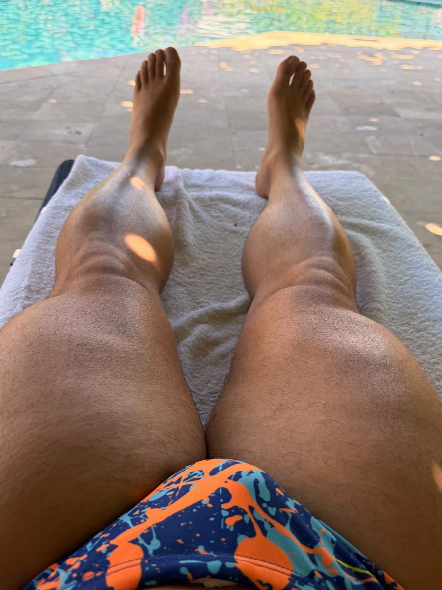 muscleheadflx's tweet photo. Relaxing #gay #muscle #muscleworship #beefy #legs #feet #calves https://t.co/GJEKwSrJQV