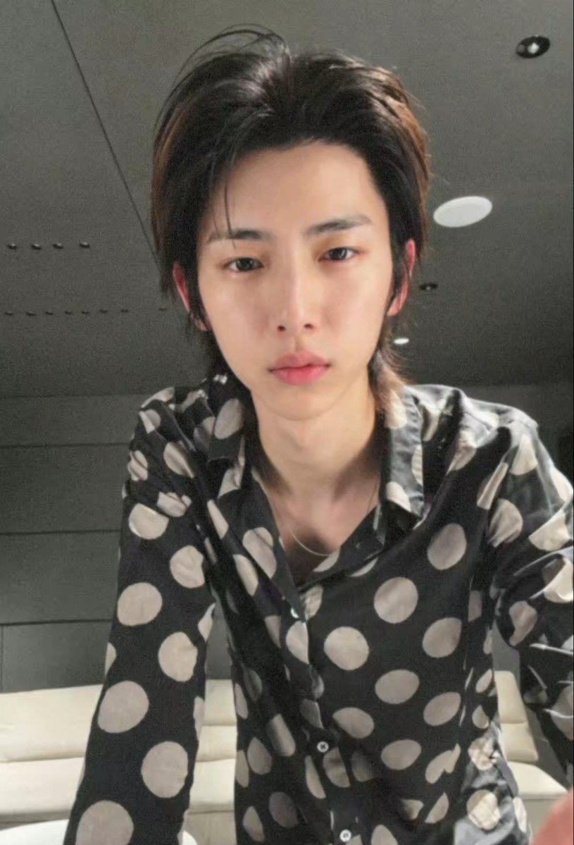 choocookiez's tweet photo. bayangin lu video call sama orang secakep ini https://t.co/z8PIine2sz