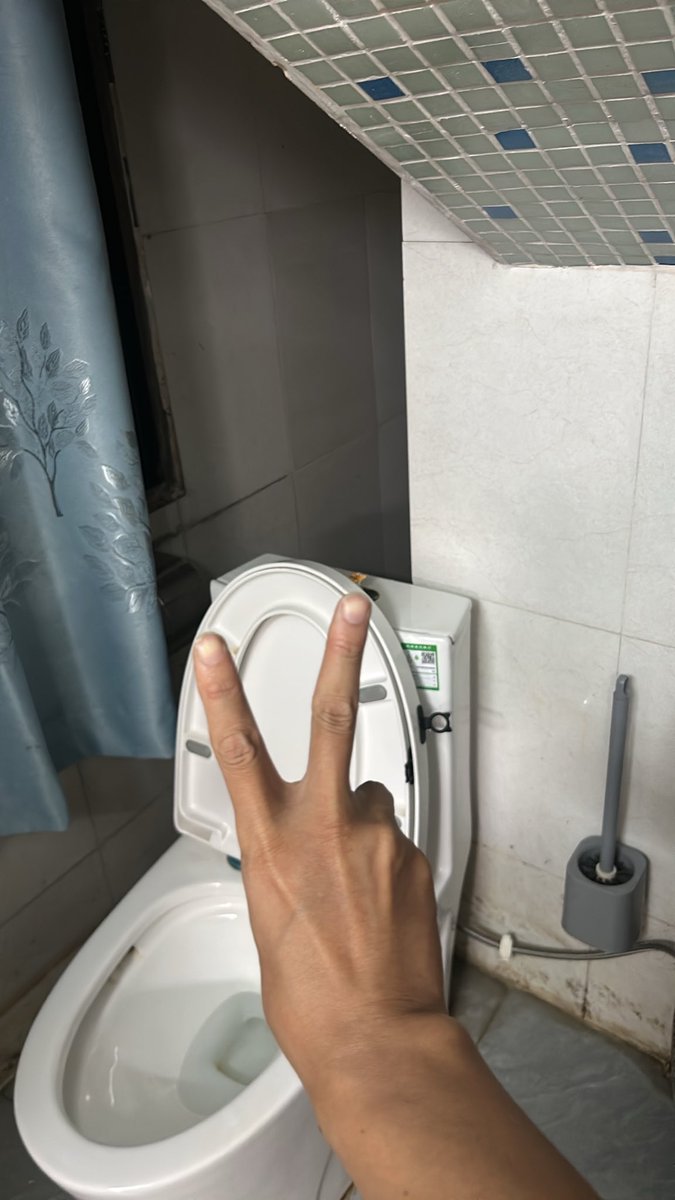 wocaoniule's tweet photo. 人活着别老看别人脸色。

想走就走，
想停就停，
想去哪就去哪。

世界这么大，
总得有个地方
能让我说了算。

比如厕所。 https://t.co/JGbMdCvcoq