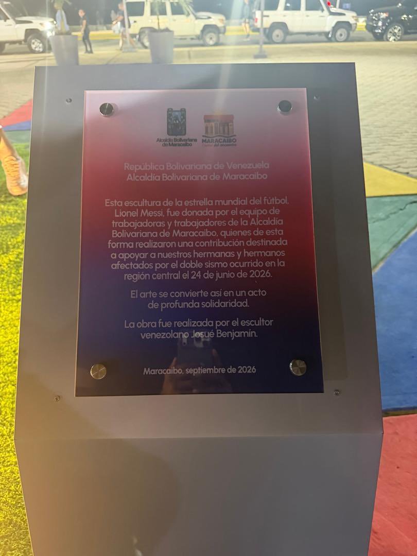 jorgepimentelr's tweet photo. ¿Una escultura de Messi como contribución destinada a apoyar a las víctimas de la región central por los terremotos, según cita la placa?
De verdad que el insulto a la inteligencia del venezolano no tiene límites. https://t.co/KOtVi757aK