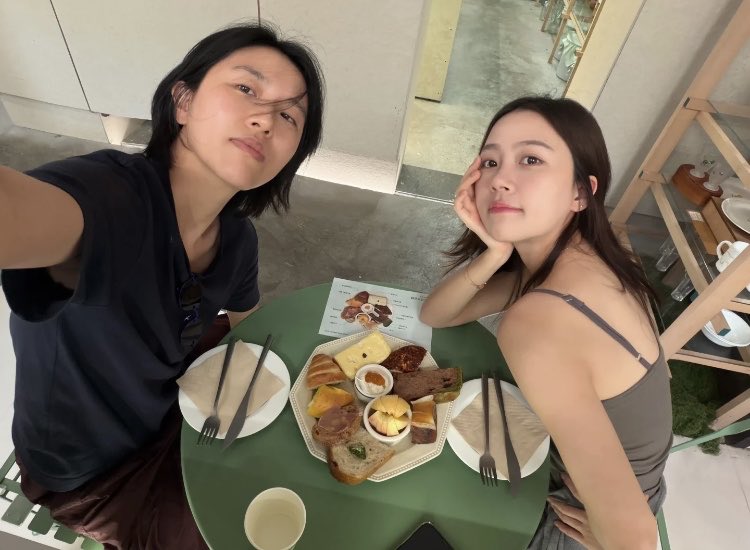 yangyang5202000's tweet photo. No matter how long we haven't seen each other, we are still us. There is a kind of friend. Even though I haven't seen you for a long time. After meeting, we still talked about everything, and the feeling could not be expressed, so it was very warm. https://t.co/barAEJzCqI