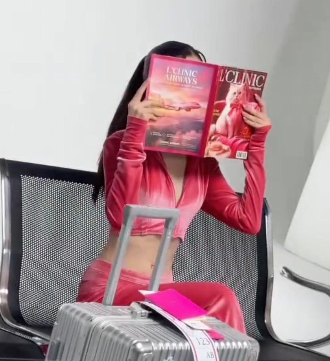 im_myouison2's tweet photo. "How do you know it's Atom?"

Bruh look how close she reads that magazine 😭

#AtomPariya https://t.co/vFrKSWX58T