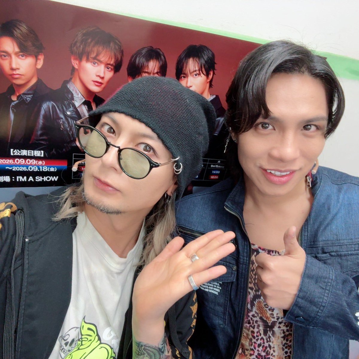 yuuki_matsuri's tweet photo. 舞台『デカ×ホシ』
無事に千穐楽を迎えることができました！
沢山のご観劇、本当にありがとうございました。

今日でキッドとお別れかと思うと名残惜しいです！

劇場に足を運んでくださった皆さん
配信で応援して��ださった皆さん
ずっと支えてくれた皆さんありがとうございました。

僕が演じたキッドは初日の前日まで寡黙な役でした。

でも演出家の尾上松也さんに相談して、
急遽“キュートなキッド”に塗り替えて
演じさせていただきました✨

本番直前に役を作り直すのは正直こわかったですが、それでも役者としてやりがいのあるものにしたかったし、自分の限界を超える挑戦がしたかった！

根気よく指導してくださった尾上松也さんをはじめ、和田琢磨さん、染谷俊之さん、藤田玲さん、そしてメンバーの熱いサポートのおかげで無事に完走できました🔥

本当にありがとうございました。

2つのスト���リーが見事にシンクロする脚本を書いてくださった川名幸宏さん、音楽で世界観を広げてくださった桑原まこさん、舞台スタッフの皆さんもありがとうございました。

次はミュージカルにも挑戦したい‼️
その時は応援よろしくお願いします✨

キッドとは今日でお別れです！

でも僕は、また皆さんにお会いできます💚

またお会いしましょう‼️

#舞台デカホシ
