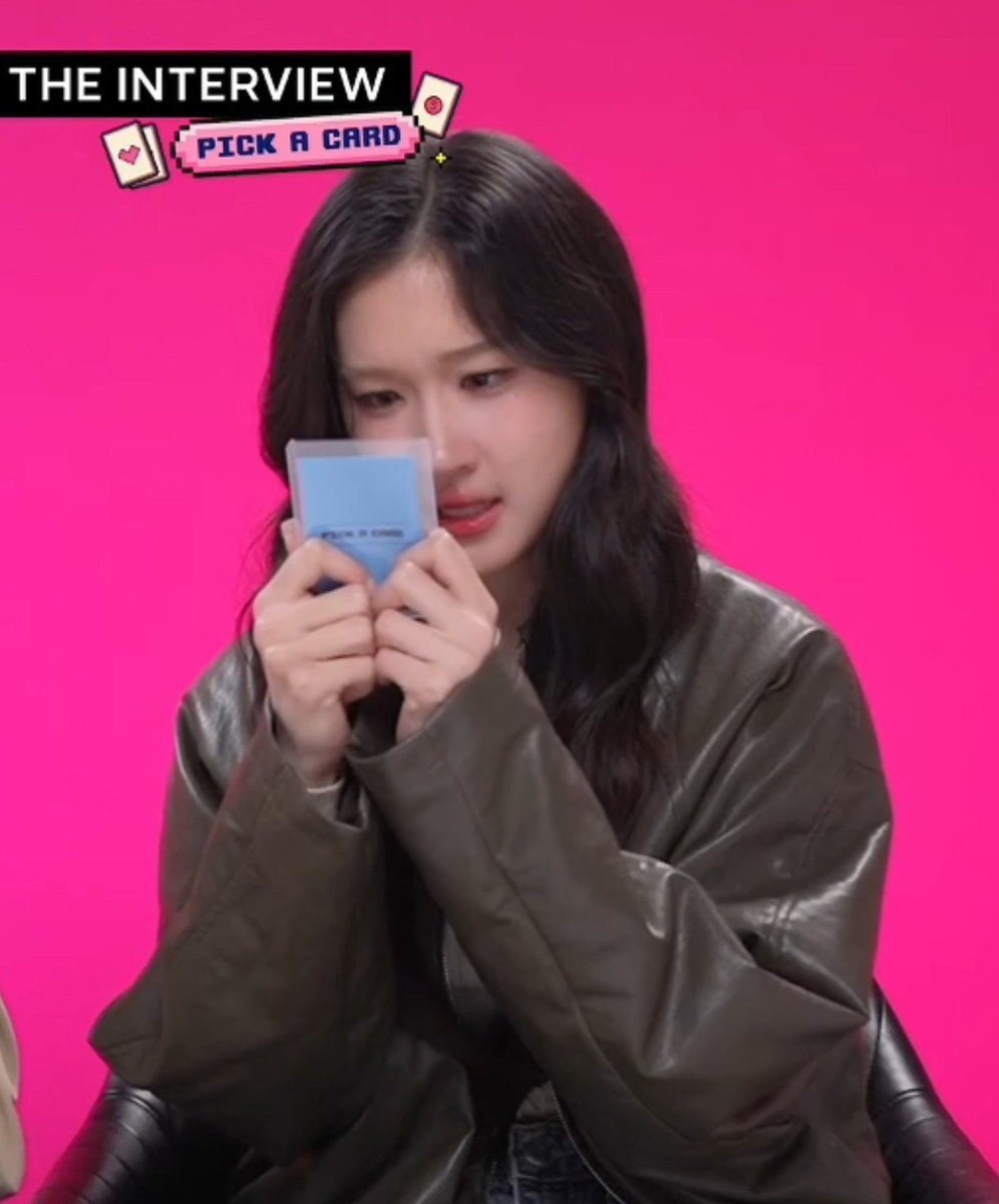 im_myouison2's tweet photo. "How do you know it's Atom?"

Bruh look how close she reads that magazine 😭

#AtomPariya https://t.co/vFrKSWX58T