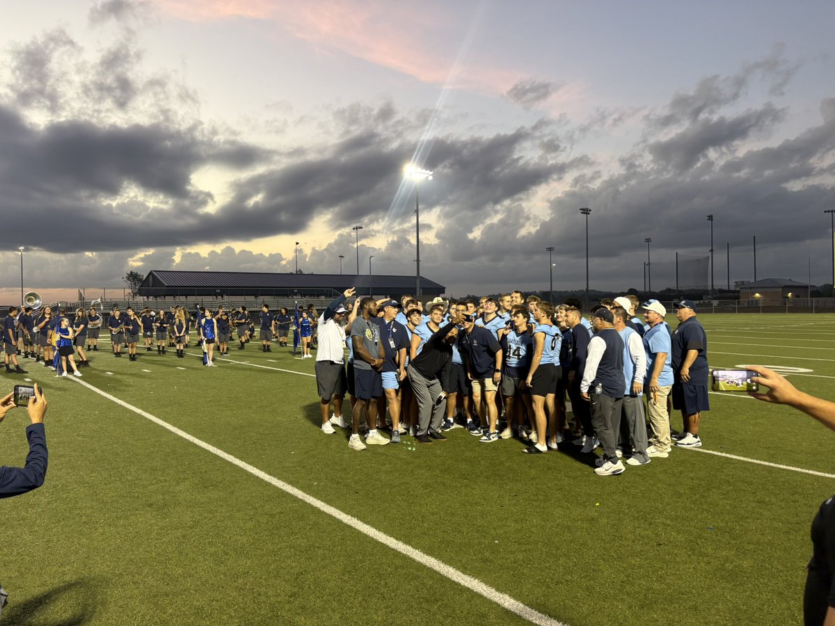coachlaplante's tweet photo. Good start to a Friday for the π¦!!!!!
#BuildingChampions
#LFAW
@LakeCreekFBall
@LCCoachMel
@CoachBence
@CoachRTurner_
@SlafkaJeff
@CoachBryanHood
@coachjnewt
@coachgarza90 https://t.co/jGcJkahxKe