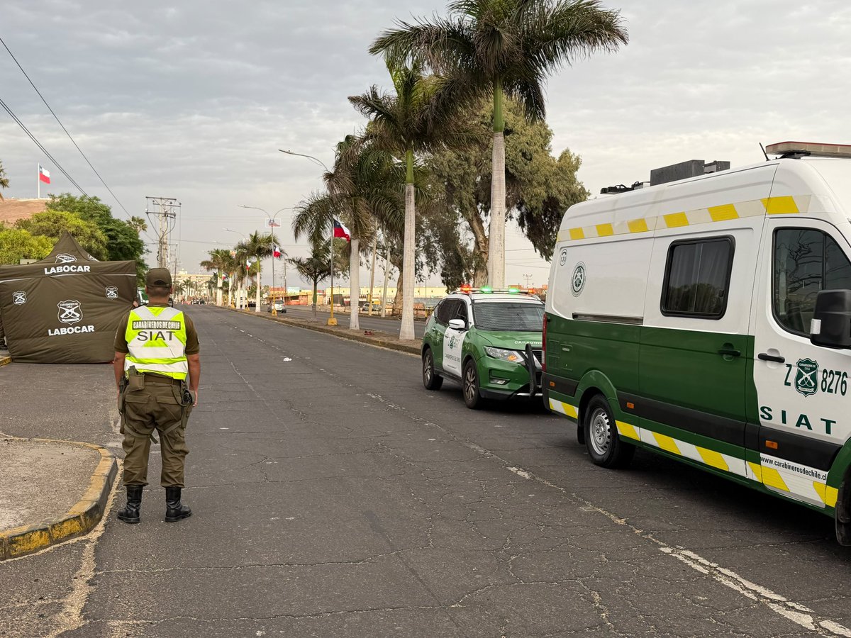CarabArica's tweet photo. #SIAT, #Labocar y #OS9 trabajando en Avenida Chile  en dirección al Norte, ante el hallazgo de una persona que fue encontrada sin signos vitales. Tránsito suspendido a la altura de Chacabuco.
Procedimiento en desarrollo. https://t.co/pldUYukMT8