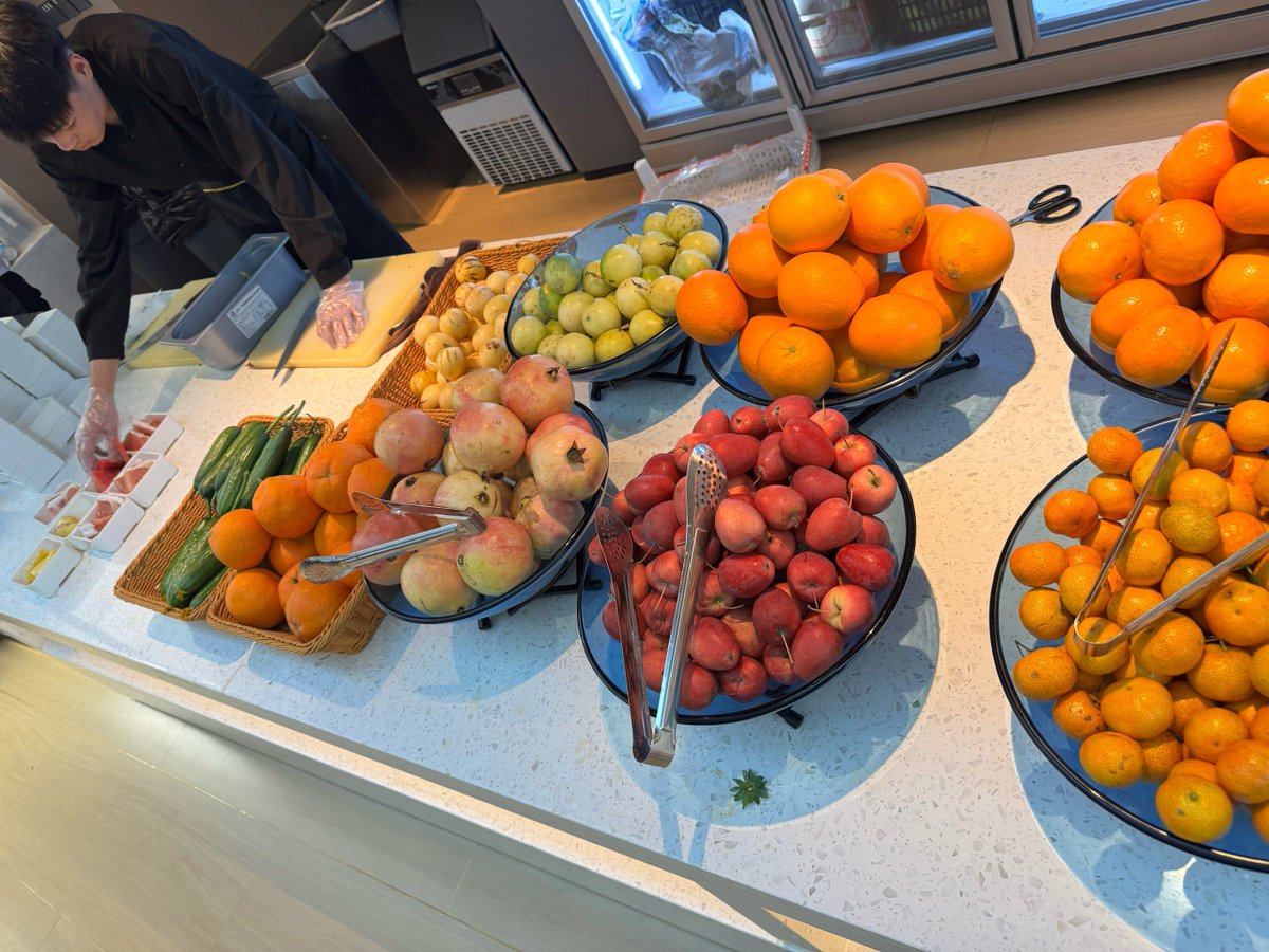 CandanceCl3uc7's tweet photo. Just restocked our fridges with icy cold matcha lattes, creamy vanilla milk, and fresh fruit cups — perfect for your midday pick-me-up! Swing by your local store today! https://t.co/hPRgTKoNKh
