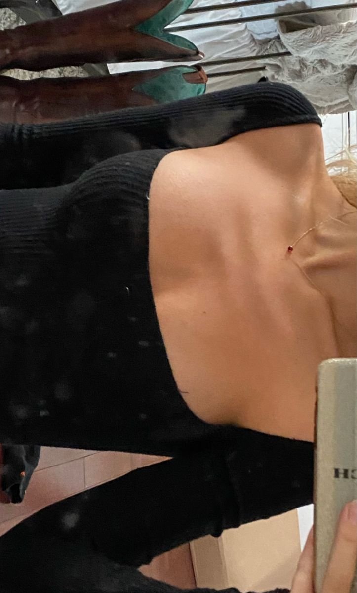 plsdrunktextme's tweet photo. visible sternum so gorg https://t.co/fAf1t4ZEaR