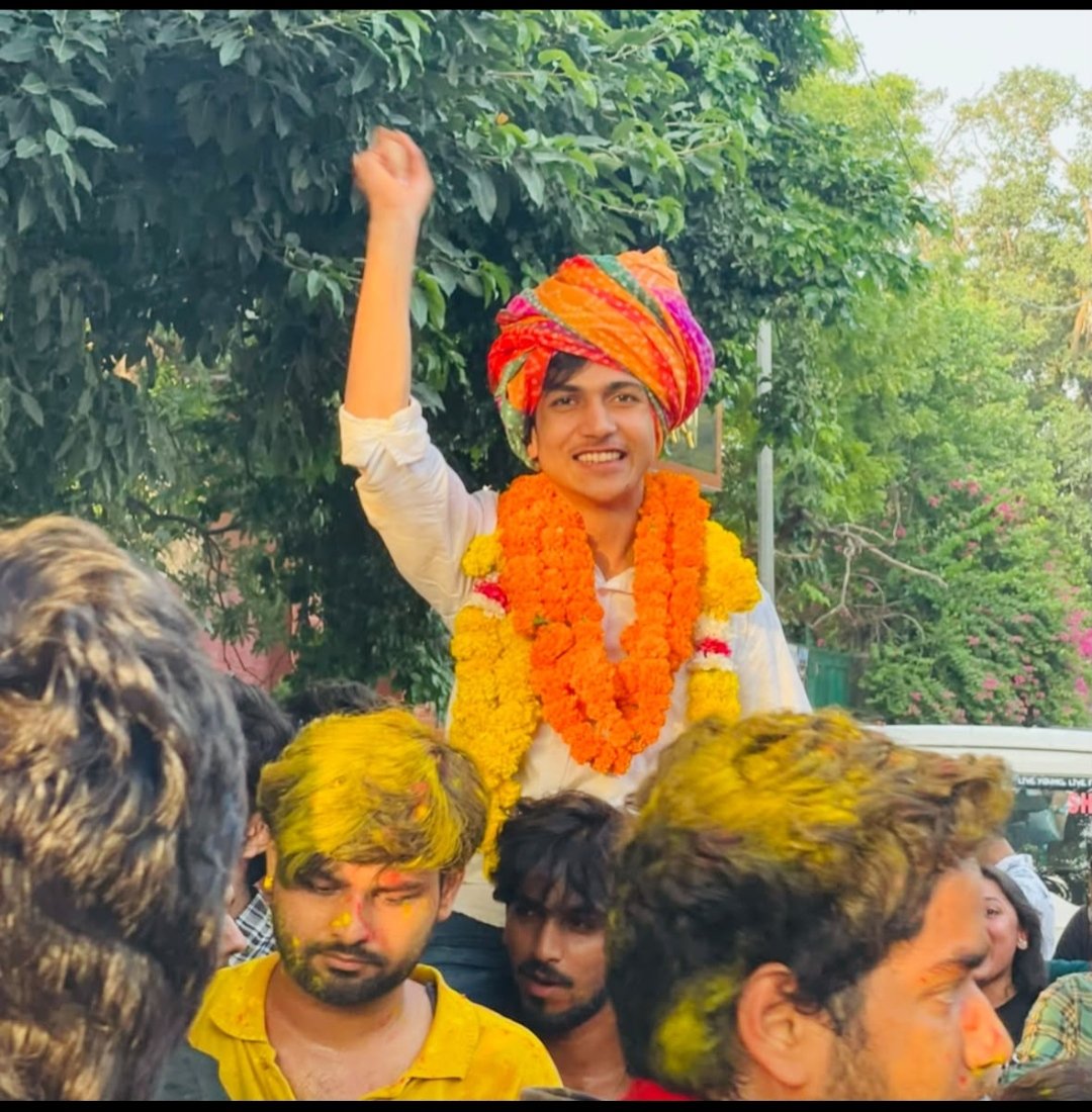 vimalmeena101's tweet photo. हँसराज कॉलेज से छोटा भाई चेतन मीणा CC पद के लिए चुनाव जीत गया है। बहुत बहुत बधाई चेता।💐❤️✌🏻
#dusu https://t.co/VvUftu4qoY