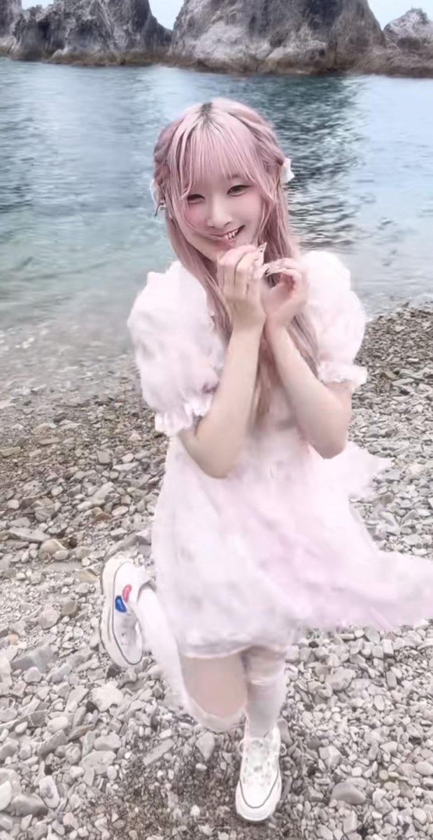 kiamainya's tweet photo. 今日たまたまご年配のご夫婦とお話しする機会があって、最近旅先ですごくかわいらしい女の子がいて、一緒に写真を撮ってもらったんだって嬉しそうに写真を見せてくれたんだけど
まさかのこの時の樹愛羅ちゃんだった😭😭😭💘 https://t.co/z5cFl1SxWh