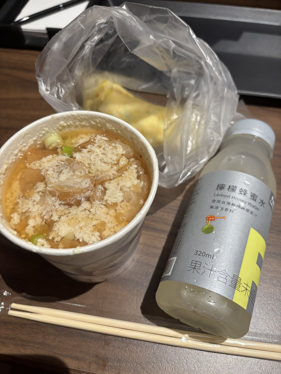 nailsukibba's tweet photo. 去年行った時大雨で遠出出来ずホテル近くのファミマと朝ごはん屋でテイクアウトしまくった
檸檬水がマジで美味かったので日本にも置いて欲しい https://t.co/OCRt7vZ5lY
