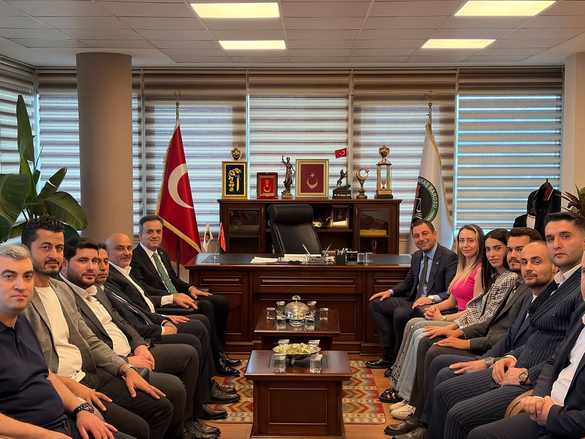 AkKahramanmaras's tweet photo. İl Başkanımız M.Burak Gül, Milletvekilimiz, Genel Merkez Siyasi ve Hukuki İşler Başkan Yardımcımız Mevlüt Kurt, İl Başkan Yardımcılarımız, Elbistan İlçe Başkanımız Fatih Arslan, Göksun İlçe Başkanımız Furkan Özdemir, Pazarcık İlçe Başkanımız Halit Karabudak ve Teşkilatımızla birlikte; Kahramanmaraş Baromuzu @K_MarasBaro ziyaret ettik.

Savunma makamının temsilcileri, vatandaşlarımızın adalete erişimini kolaylaştıran avukatlarımız için yürütülen çalışmalar hakkında istişarelerde bulunduk.

Bu onurlu görevi sorumlulukla yerine getiren tüm avukatlarımıza çalışmalarında başarılar ve kolaylıklar diler, Baro Başkanımız Sayın Av.M.Kaan Kır ve Yönetim Kurulu Üyelerine misafirperverlikleri için teşekkür ederiz.

#AKParti
#Kahramanmaraş 🇹🇷