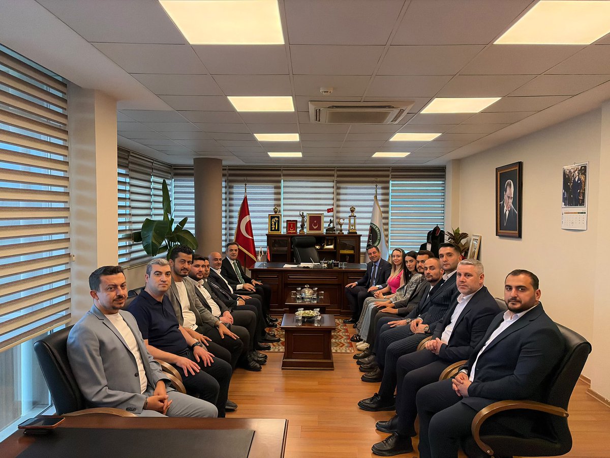 AkKahramanmaras's tweet photo. İl Başkanımız M.Burak Gül, Milletvekilimiz, Genel Merkez Siyasi ve Hukuki İşler Başkan Yardımcımız Mevlüt Kurt, İl Başkan Yardımcılarımız, Elbistan İlçe Başkanımız Fatih Arslan, Göksun İlçe Başkanımız Furkan Özdemir, Pazarcık İlçe Başkanımız Halit Karabudak ve Teşkilatımızla birlikte; Kahramanmaraş Baromuzu @K_MarasBaro ziyaret ettik.

Savunma makamının temsilcileri, vatandaşlarımızın adalete erişimini kolaylaştıran avukatlarımız için yürütülen çalışmalar hakkında istişarelerde bulunduk.

Bu onurlu görevi sorumlulukla yerine getiren tüm avukatlarımıza çalışmalarında başarılar ve kolaylıklar diler, Baro Başkanımız Sayın Av.M.Kaan Kır ve Yönetim Kurulu Üyelerine misafirperverlikleri için teşekkür ederiz.

#AKParti
#Kahramanmaraş 🇹🇷