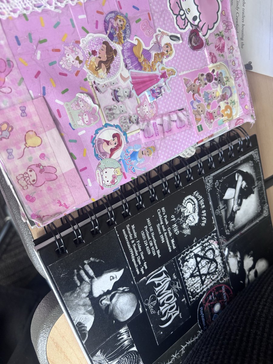 tabitwins's tweet photo. Me and my friends sketchbooks🙈
#sketchbook https://t.co/8ISfM09vyU