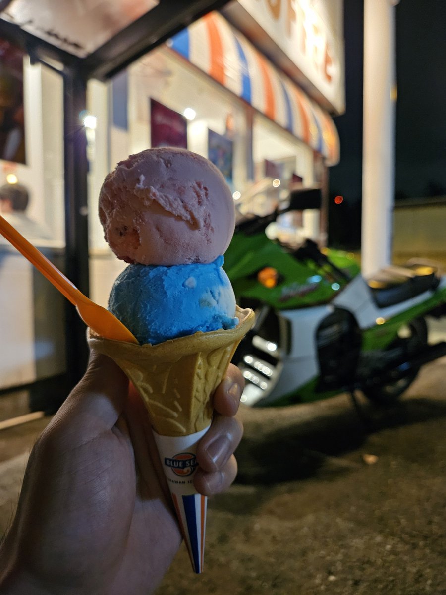 tokinominoru24's tweet photo. 折角の3連休なのにバイク乗れねぇから仕事終わりにブルーシールまで走った🍦
ブルーウェーブにストロベリー味！
#バイク乗り　#GPZ900R
#ブルーシール https://t.co/Yfhv75E4Qo