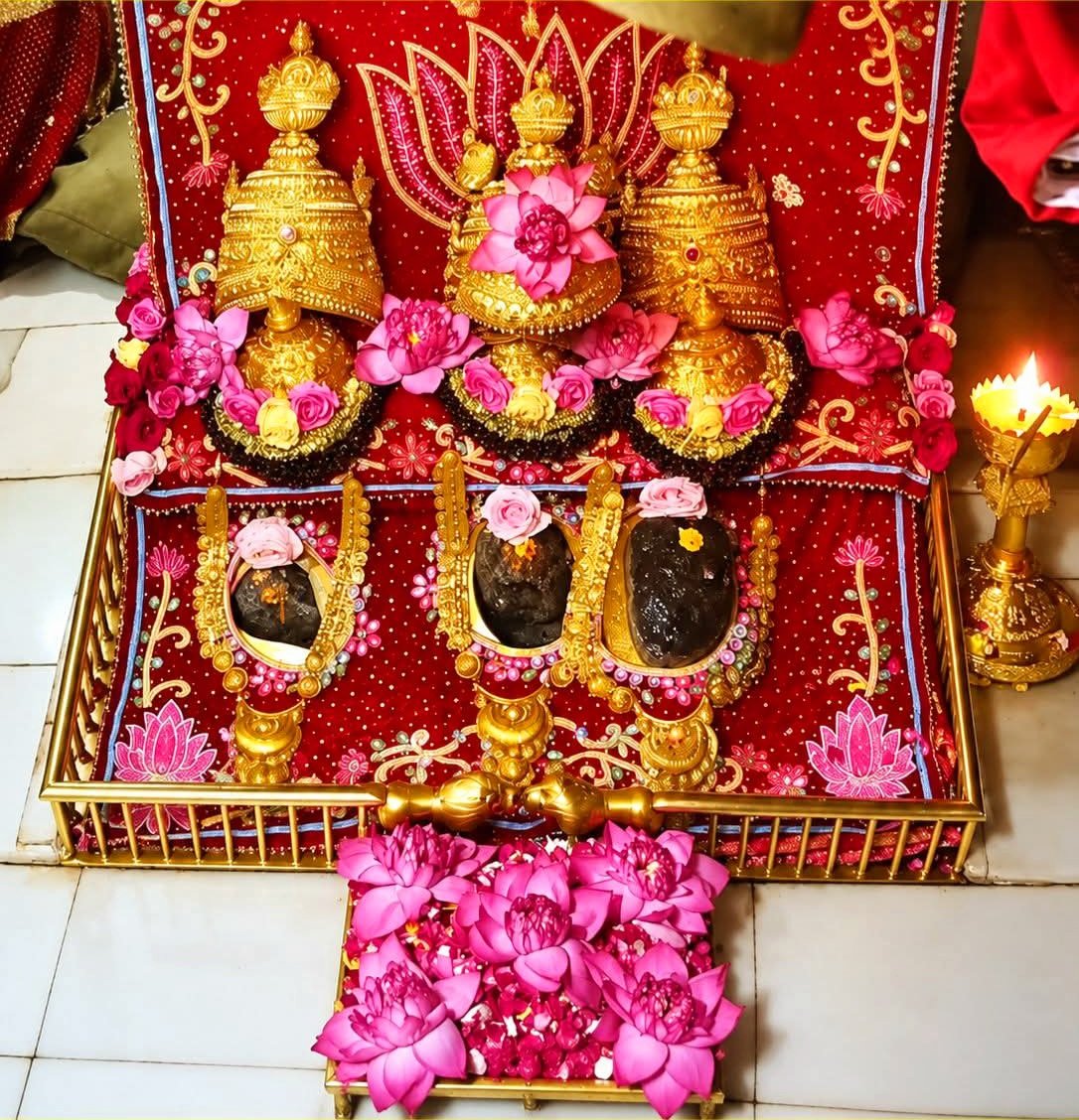 DeleshS's tweet photo. 🚩🔱ॐ ऐं ह्रीं क्लीं चामुण्डायै विच्चैः🔱🚩
#आज 18 _ 09 _ 2026 "त्रिकुटा #पर्वत" #से
अद्भुत #प्राकृतिक #पावन #दिव्य पिंडी स्वरूप #माँ #वैष्णों #जी के #सुंदर आलौकिक प्रात:काल के "श्रृंगार #आरतीदर्शन"
#KatraVaishnoDevi #jaimahakaal #maa #maavaishnodevi https://t.co/vMznV6GDu8