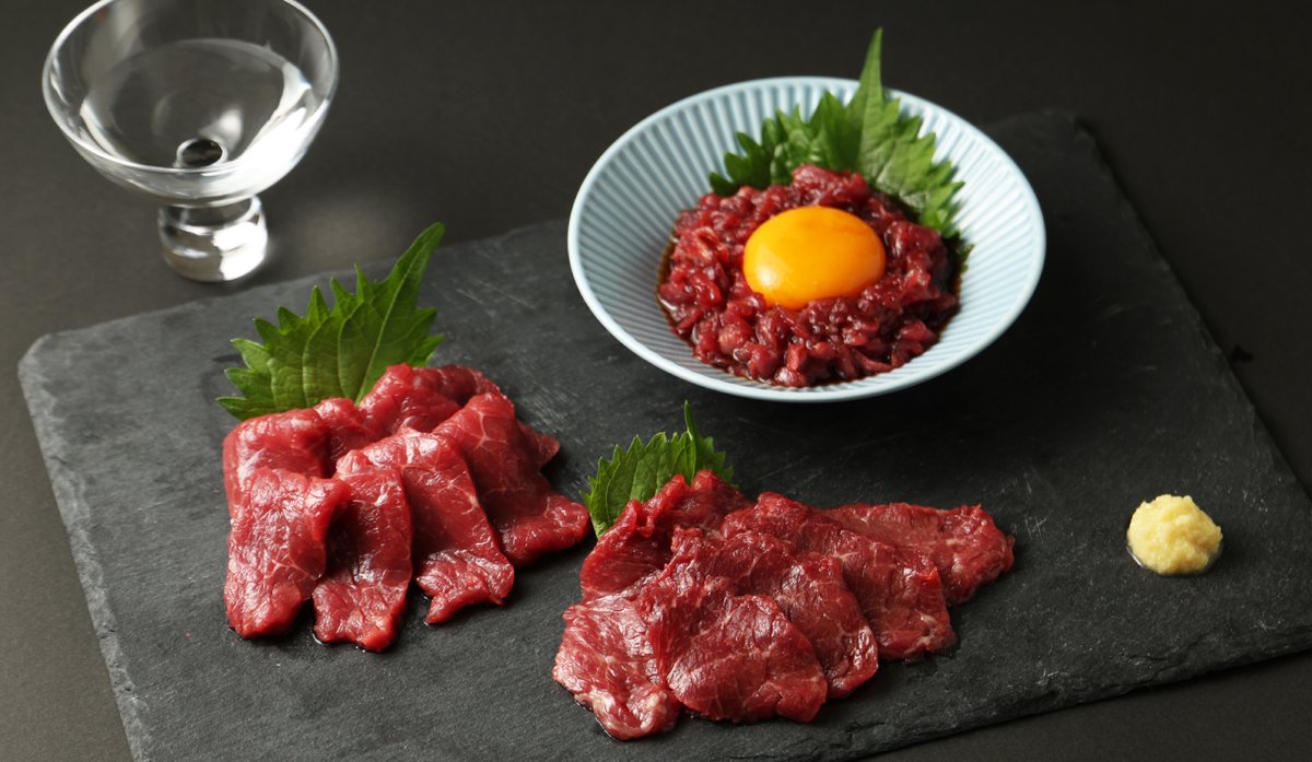 KURAND_INFO's tweet photo. 酒屋が厳選！熊本馬刺しの食べ比べ！

赤身も、ユッケも、希少なランプも。部位ごとに異なる美味しさを、本場熊本の専門店による確かな品質と技術でお届けします。
https://t.co/VPGPKJ6xJT https://t.co/4VfS0o8jmG