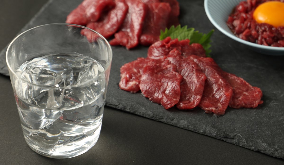 KURAND_INFO's tweet photo. 酒屋が厳選！熊本馬刺しの食べ比べ！

赤身も、ユッケも、希少なランプも。部位ごとに異なる美味しさを、本場熊本の専門店による確かな品質と技術でお届けします。
https://t.co/VPGPKJ6xJT https://t.co/4VfS0o8jmG
