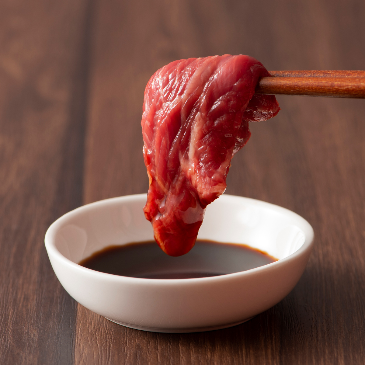 KURAND_INFO's tweet photo. 酒屋が厳選！熊本馬刺しの食べ比べ！

赤身も、ユッケも、希少なランプも。部位ごとに異なる美味しさを、本場熊本の専門店による確かな品質と技術でお届けします。
https://t.co/VPGPKJ6xJT https://t.co/4VfS0o8jmG