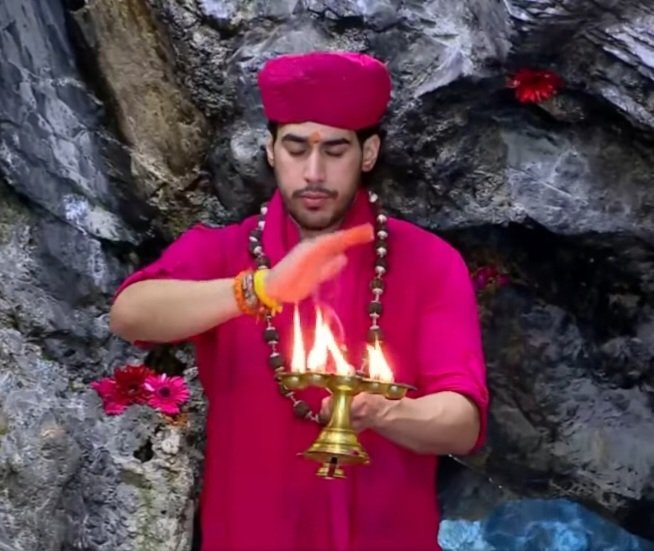 DeleshS's tweet photo. 🚩🔱ॐ ऐं ह्रीं क्लीं चामुण्डायै विच्चैः🔱🚩
#आज 18 _ 09 _ 2026 "त्रिकुटा #पर्वत" #से
अद्भुत #प्राकृतिक #पावन #दिव्य पिंडी स्वरूप #माँ #वैष्णों #जी के #सुंदर आलौकिक प्रात:काल के "श्रृंगार #आरतीदर्शन"
#KatraVaishnoDevi #jaimahakaal #maa #maavaishnodevi https://t.co/vMznV6GDu8