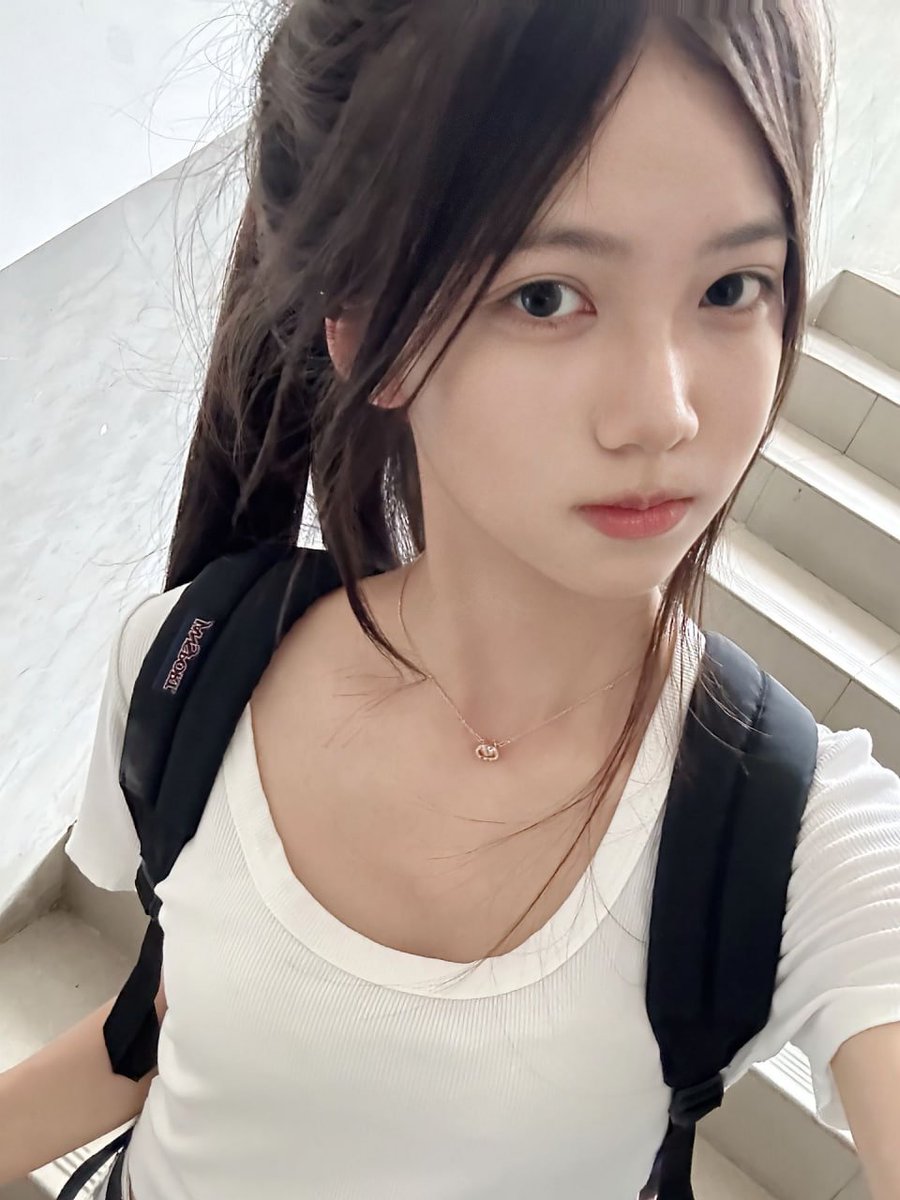 pedrohs_2019's tweet photo. 08年高中生
第一次在 X 发露脸照片
会有人喜欢吗？ https://t.co/pC2D9XjH5b
