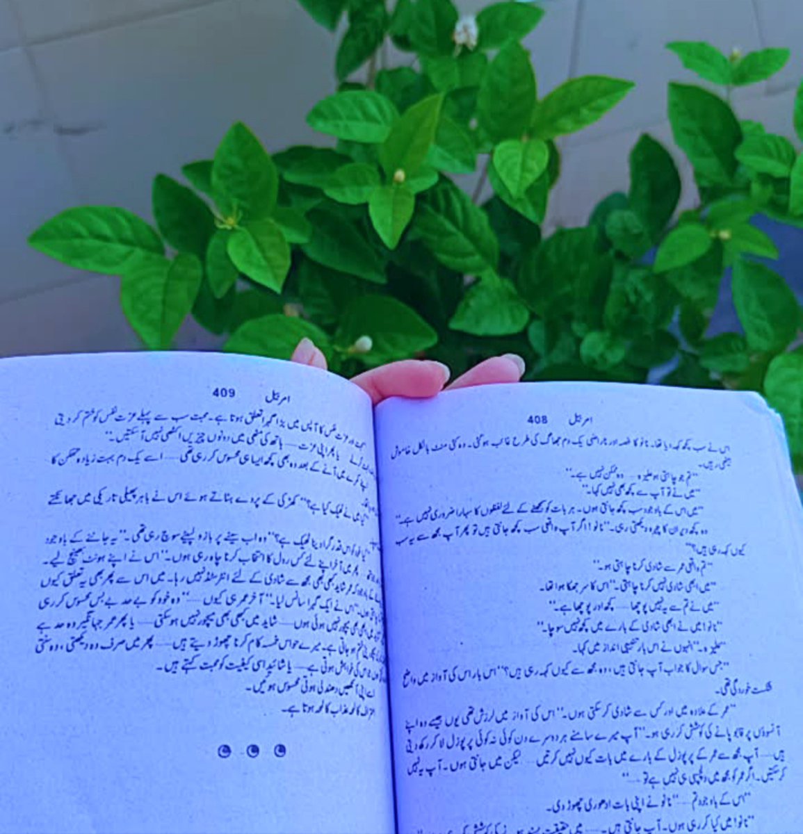 me1A_Rose's tweet photo. " محبت اور عزت نفس کا آپس میں بڑا گہرا تعلق ہوتا ہے ۔ محبت سب سے پہلے عزتِ نفس کو ختم کرتی ہے ۔یا بندہ محبت کرلے۔۔۔۔۔۔۔۔۔۔۔یا پھر اپنی عزت ۔۔۔۔۔۔۔۔۔۔ہاتھ کی مٹھی میں دونوں چیزیں نہیں آ سکتیں۔" https://t.co/T9qwC0TBcc