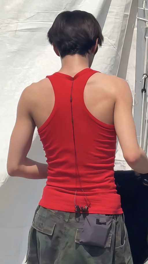 keoncats's tweet photo. keonho... don't panic but your waist is missing https://t.co/zmQZowp1er