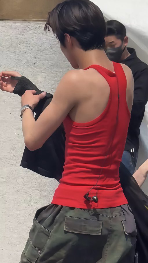 keoncats's tweet photo. keonho... don't panic but your waist is missing https://t.co/zmQZowp1er