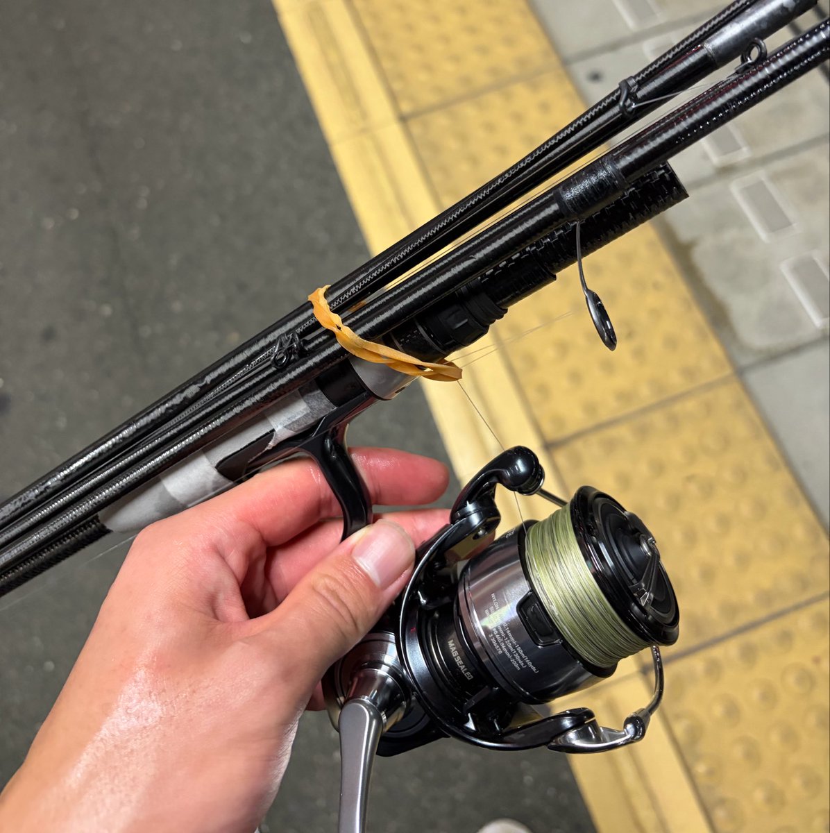 kankodorisub's tweet photo. 今日はなんにも釣れない♪釣れない♪釣れない♪釣れない♪
釣〜れ〜な〜い♪ 釣〜れ〜な〜い♪ https://t.co/5S58dU2m3p